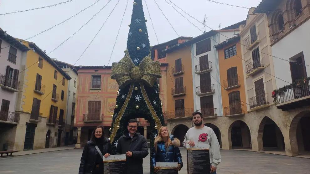 Imagen Graus estrena árbol en la plaza Mayor en una Navidad con 40 actividades muy variadas
