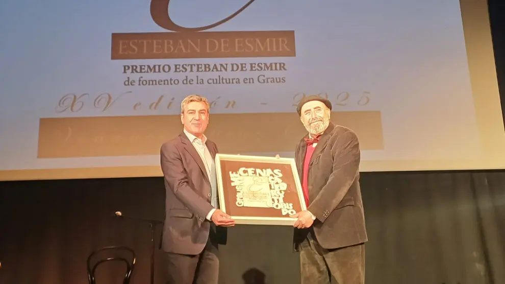 Imagen Venancio Díaz Castán recibe el cariño de Graus al recoger el premio Esteban de Esmir